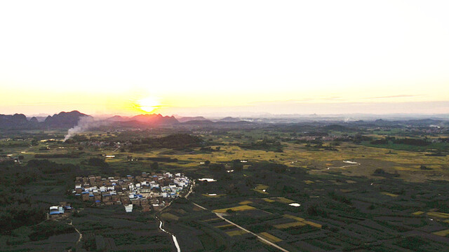 無人機巡邏助力武鳴區秸稈焚燒治理(圖1) 無人機巡邏助力武鳴區秸稈焚燒治理(圖1)