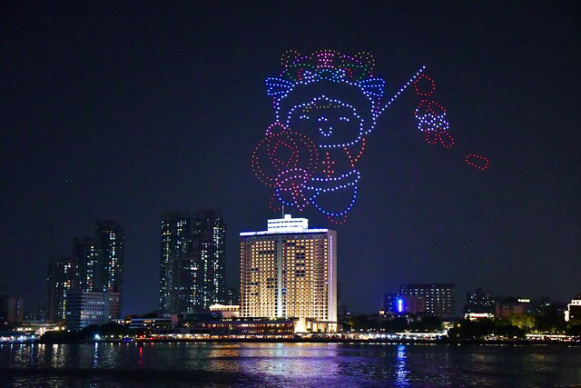 月圓之夜廣州白鵝潭無人機(jī)“星燈”閃耀(圖3) 月圓之夜廣州白鵝潭無人機(jī)“星燈”閃耀(圖3)