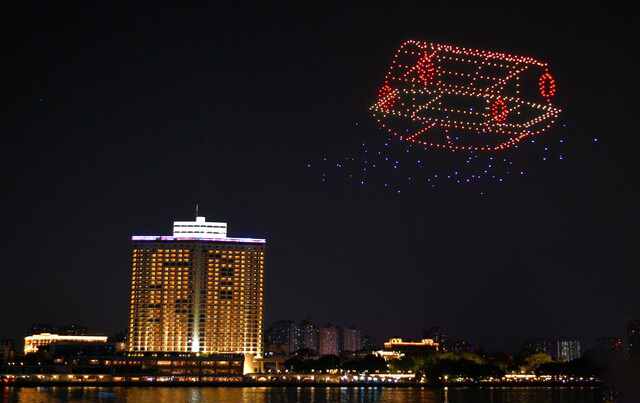 月圓之夜廣州白鵝潭無人機(jī)“星燈”閃耀(圖5) 月圓之夜廣州白鵝潭無人機(jī)“星燈”閃耀(圖5)