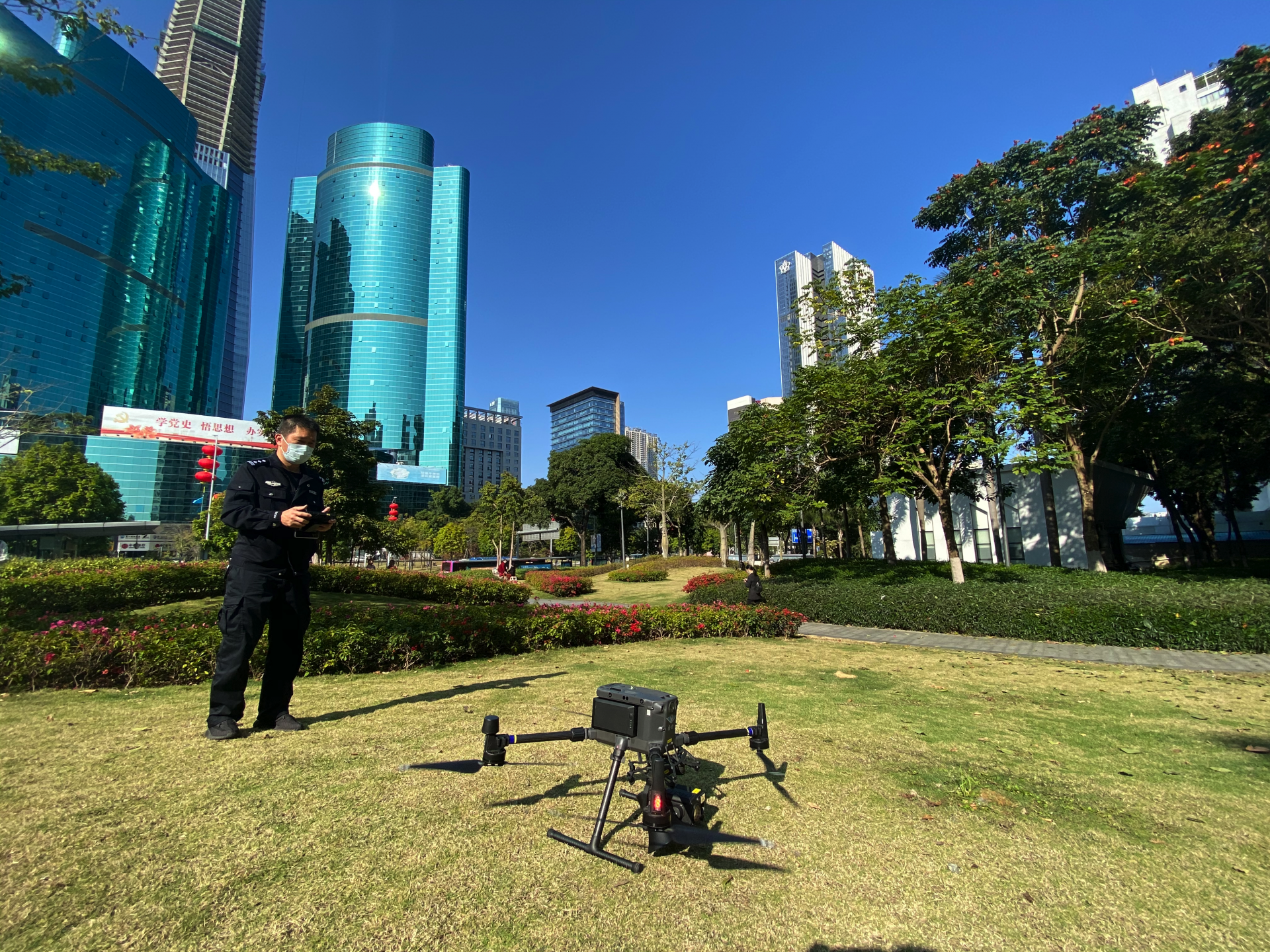 警用無人機喊話助力羅湖區(qū)科技防疫(圖1) 警用無人機喊話助力羅湖區(qū)科技防疫(圖1)