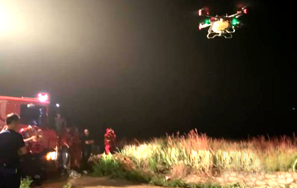 老人因河水暴漲被困 無人機(jī)聯(lián)合沖鋒舟成功救援(圖1)