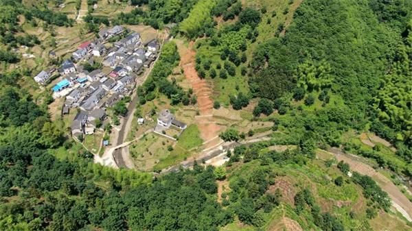 安徽天然氣公司利用無(wú)人機(jī)巡檢開(kāi)展管道線路隱患排查(圖1)