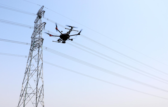 深圳光明供電局用無(wú)人機(jī)開(kāi)展架空線路精細(xì)化“體檢”(圖1)