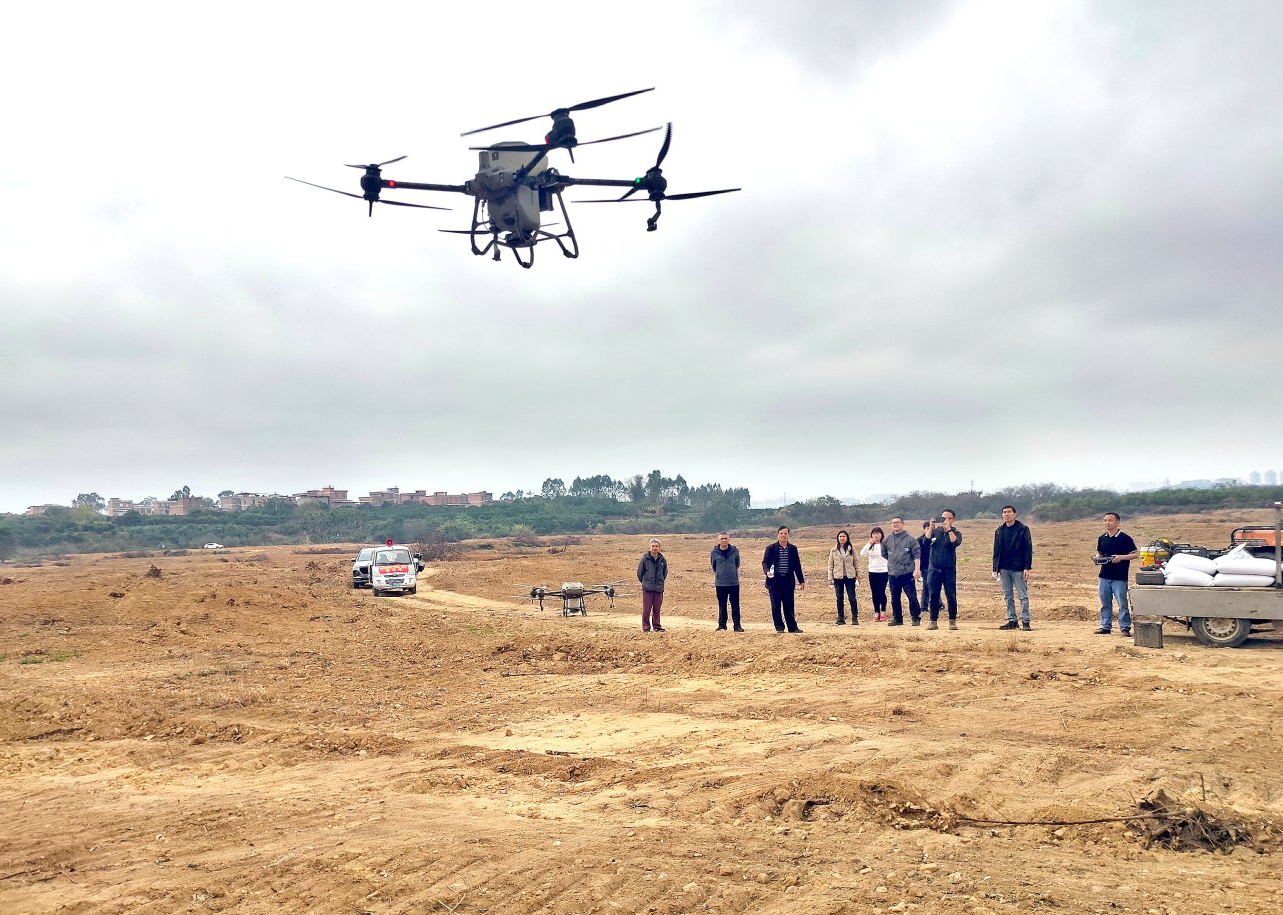 無人機(jī)飛播油菜籽 搶抓農(nóng)時(shí)開展春耕(圖1)